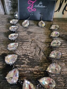 IC COLLECTION Iridescent Teardrop Necklace in Clear